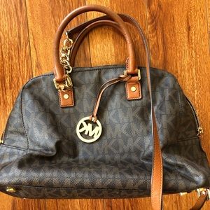 Michael Kors jet set messenger crossbody